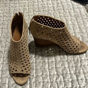 Aquatalia sz 8 booties nude suede leather with cutouts